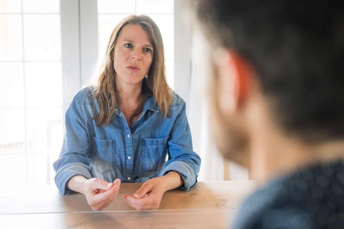 Flore luistert serieus en aandachtig naar haar gesprekspartner